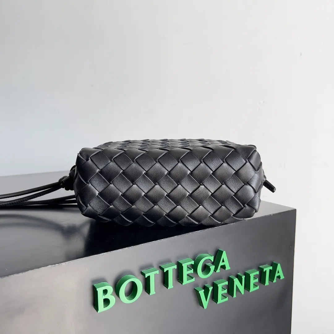 Batch 1560 New version and new color (third generation) 𝗕𝗼𝘁𝘁𝗲𝗴𝗮 𝗩𝗲𝗻𝗲𝘁𝗮———— The latest version of the loop camera bag💥 at the BV King of Cost-Effectiveness counter, large woven texture➕As always, ultra-high-quality lambskin, with zippers and adjustable drawstrings, it is especially suitable for the belly💫It can fit anything, and it is very light in weight. It is suitable for girls of all ages. Size: 17*10*6cm Style number: 723547